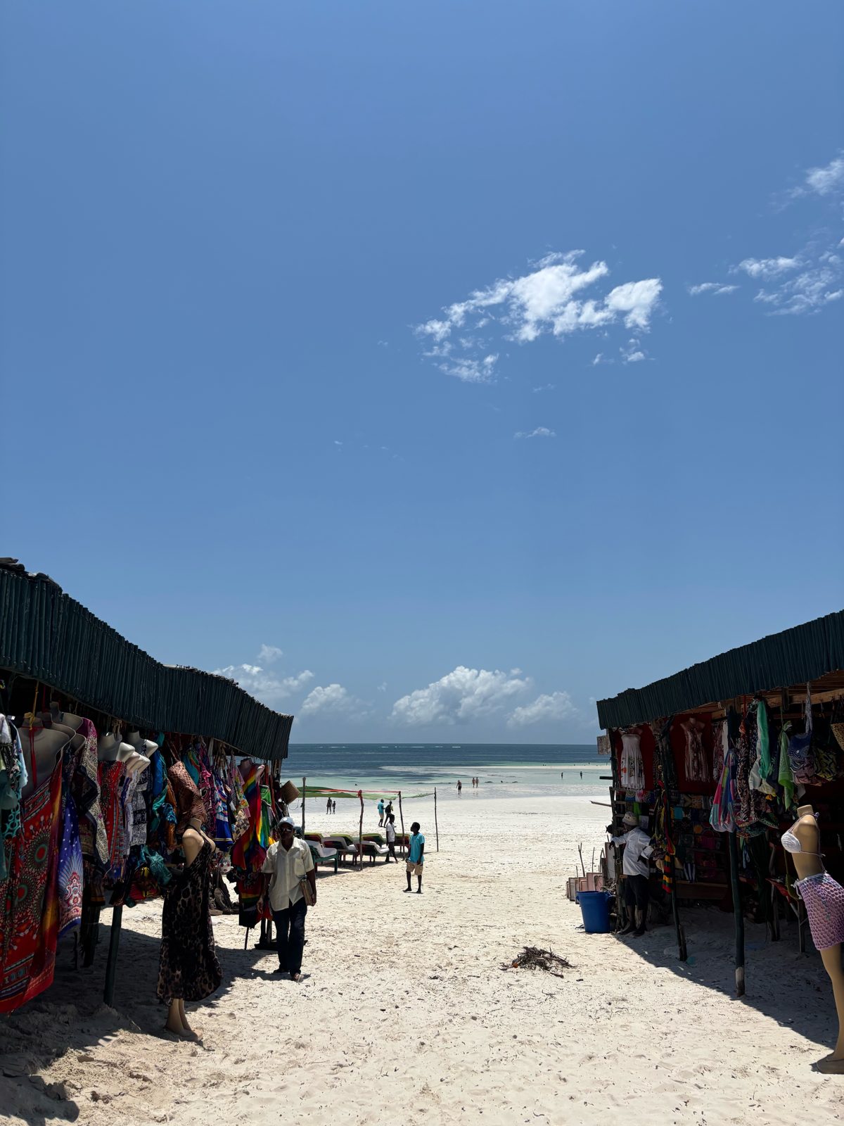 I colori dei kanga lungo la spiaggia